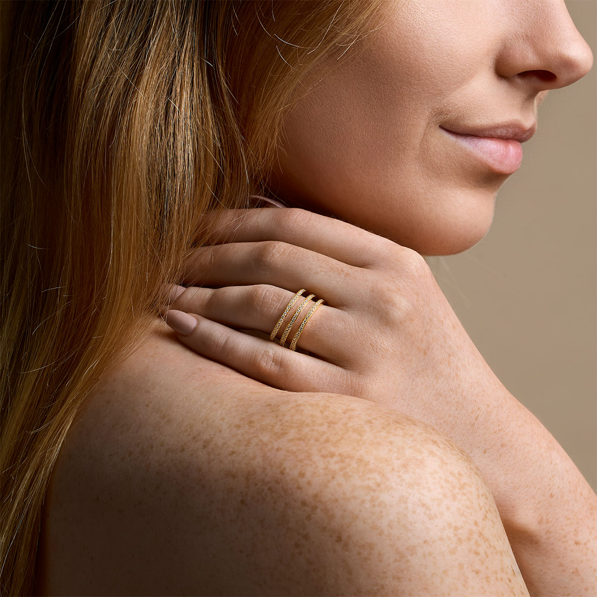 Kollektionen er udført i genanvendt sterlingsølv 925, belagt med 24 karat guld eller rhodineret for ekstra glans og holdbarhed.