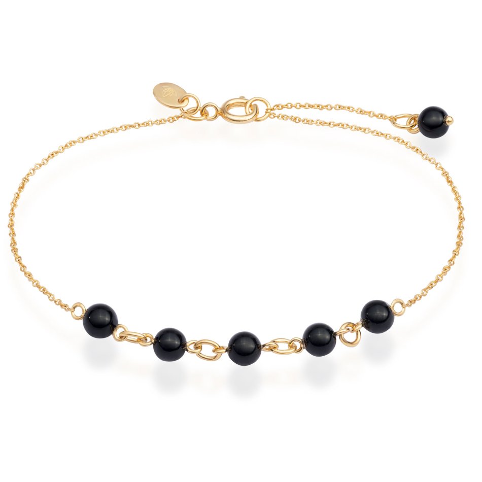 Forgyldt armbnd med sorte onyx-sten. Justerbar lngde og elegant kontrast mellem glansfuld sten og gyldent metal.