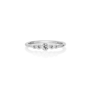 Elegant rhodineret s�lvring med h�ndsatte cubic zirconia fra Cham Bi, b�redygtigt design med tidl�s glans.
