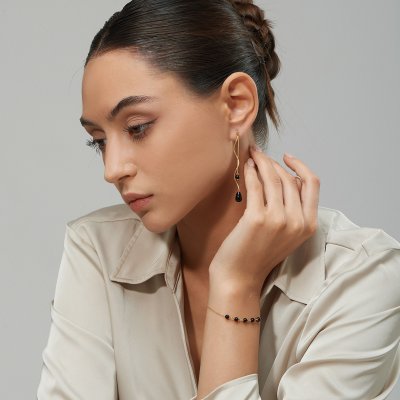 Onyx �reringe fra East Copenhagen &ndash; moderne udtryk med l�ngde og kontrast.