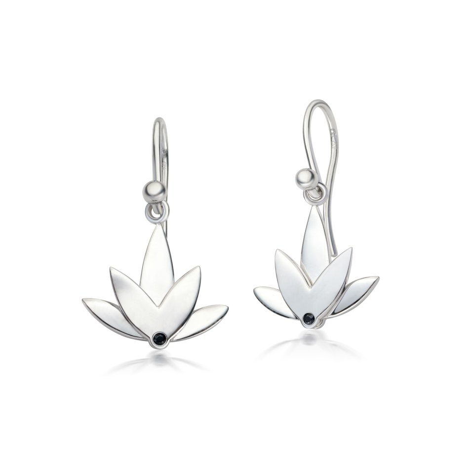 Lotus rering i rhodineret recycled sterlingslv med hndsat sort cubic zirconia, to-lags design og blankpoleret finish med 25 mm lngde.