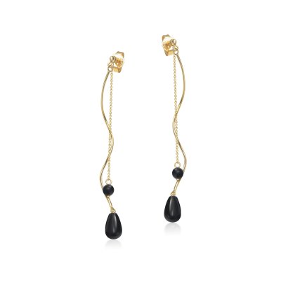 Gold-plated earring with chain, onyx drop and bead in a balanced design. Elegant length and contrast between black and gold.