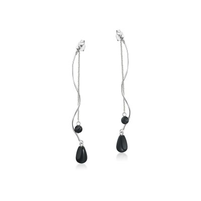 Rhodium-plated earring with chain, onyx drop and bead. Elegant length and contrast between black stone and polished silver.
