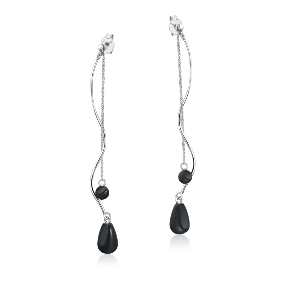 Rhodium-plated earring with chain, onyx drop and bead. Elegant length and contrast between black stone and polished silver.