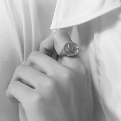 Model viser Lotus ring – dansk design i sterlingslv med lotusblomst.