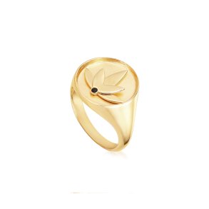 Lotus ring i 18 karat forgyldt recycled sterlings�lv med h�ndsat sort cubic zirconia, blankpoleret finish og markant design inspireret af lotusblomstens symbolik.