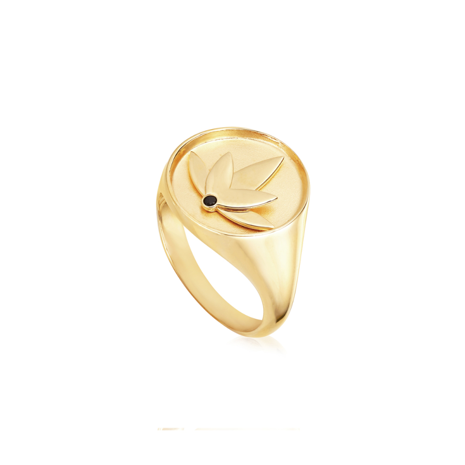 Lotus ring i 18 karat forgyldt recycled sterlings�lv med h�ndsat sort cubic zirconia, blankpoleret finish og markant design inspireret af lotusblomstens symbolik.