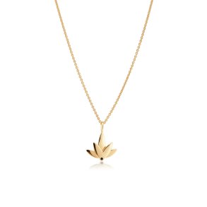 Lotus halsk�de i 18 karat forgyldt recycled sterlings�lv med h�ndsat sort cubic zirconia, blankpoleret finish og to-lags vedh�ng p� 1,2 cm.