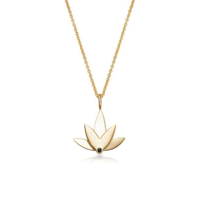 Lotus halskde i 24 karat forgyldt recycled sterlingslv med hndsat sort cubic zirconia, blankpoleret finish og to-lags vedhng p 1,2 cm.
