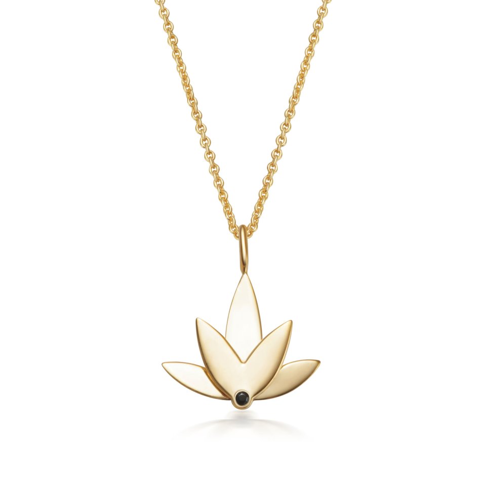 Lotus halskde i 24 karat forgyldt recycled sterlingslv med hndsat sort cubic zirconia, blankpoleret finish og to-lags vedhng p 1,2 cm.