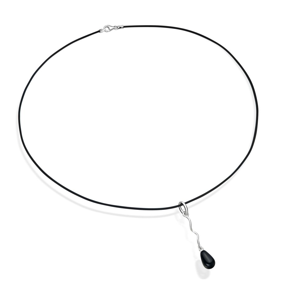 Onyx-halskde med sort gummikde og rhodineret slv. Elegant kontrast mellem rt materiale og poleret finish