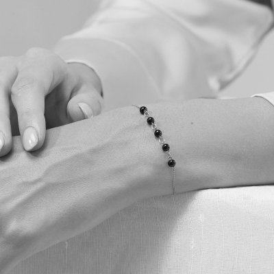 Onyx armb�nd fra East Copenhagen &ndash; stilfuldt smykke med kontrast og klassisk udtryk.