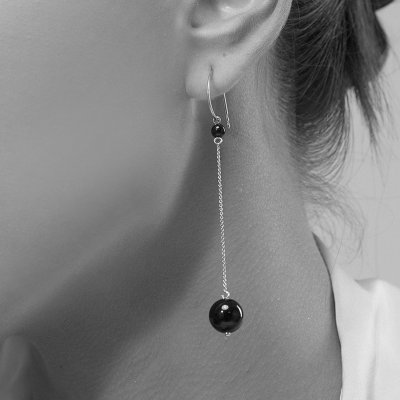 Onyx �reringe fra East Copenhagen &ndash; stilfuldt udtryk med bev�gelse og kontrast.