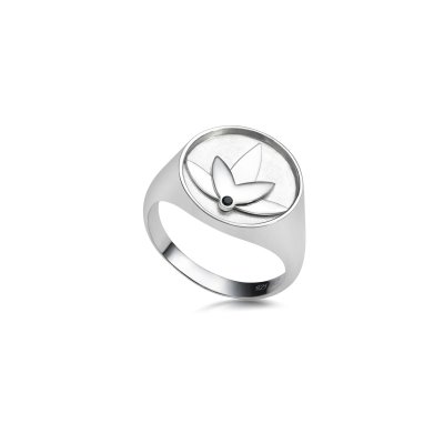 Lotus ring i rhodineret recycled sterlingslv med hndsat sort cubic zirconia, blankpoleret finish og markant design inspireret af lotusblomstens symbolik.