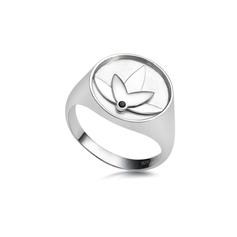 Lotus ring i rhodineret recycled sterlingslv med hndsat sort cubic zirconia, blankpoleret finish og markant design inspireret af lotusblomstens symbolik.
