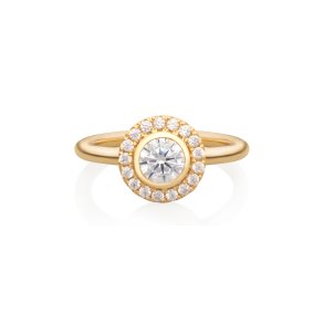 Flower ring i 24 kt forgyldt recycled sterlingslv med 18 hndsatte cubic zirconia, elegant og naturinspireret statement-smykke.