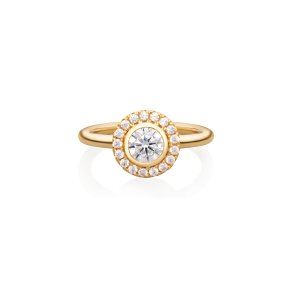 Flower ring i 24 kt forgyldt recycled sterlings�lv med 18 h�ndsatte cubic zirconia, elegant og naturinspireret statement-smykke.