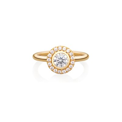 Flower ring i 24 kt forgyldt recycled sterlings�lv med 18 h�ndsatte cubic zirconia, elegant og naturinspireret statement-smykke.