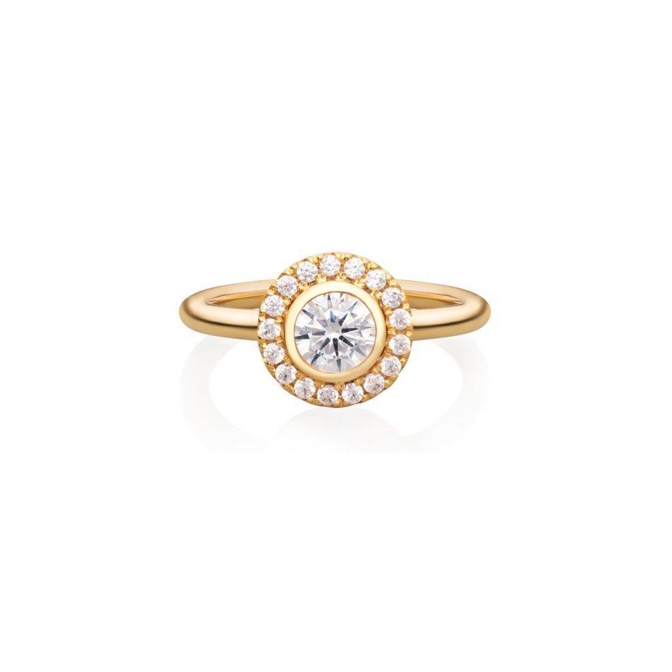 Flower ring i 24 kt forgyldt recycled sterlings�lv med 18 h�ndsatte cubic zirconia, elegant og naturinspireret statement-smykke.