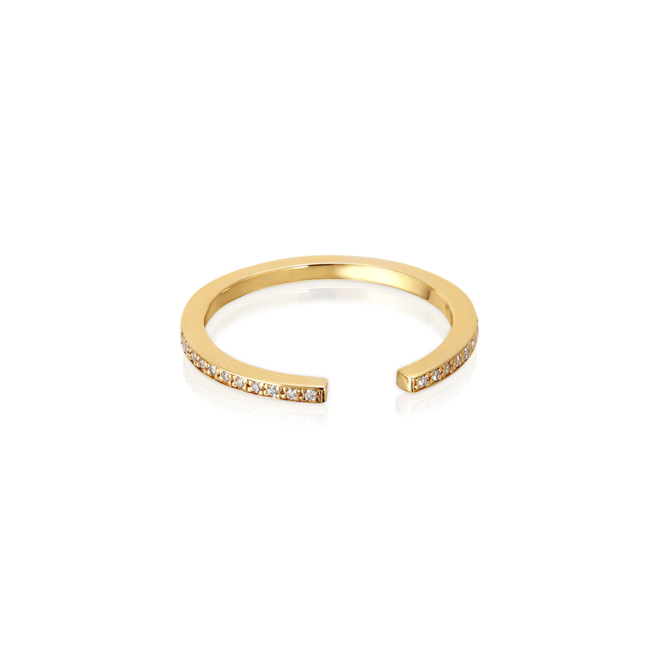 Single Classic ring in 24 kt. gold-plated silver with 22 white cubic zirconia &ndash; elegant and timeless design.