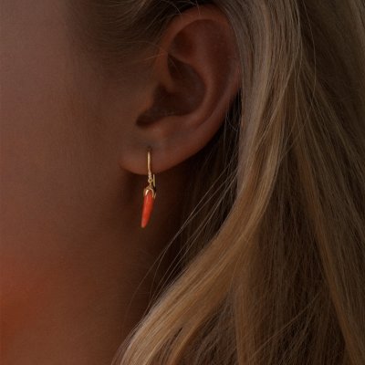 Model med Chili oeringe i sterlingsolv – stilrent og feminint udtryk.