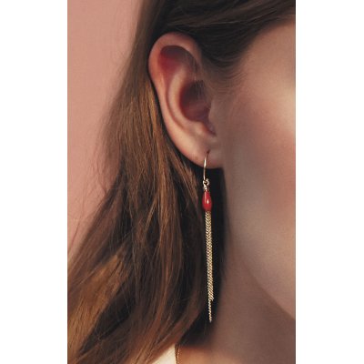 Model med Coral Drop oeringe i sterlingsolv – elegant og naturligt udtryk