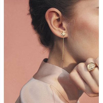 Forgyldte Lotus reringe bret af kvindelig model – symbolsk smykke fra East Copenhagen Jewellery