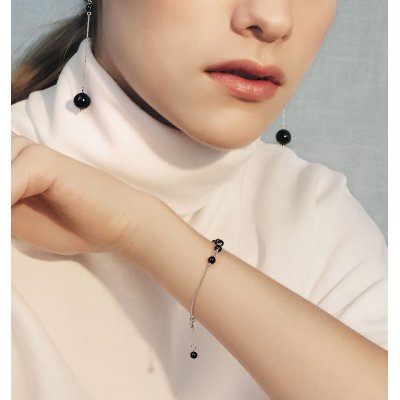 Onyx armbnd fra East Copenhagen – stilfuldt smykke med kontrast og klassisk udtryk.